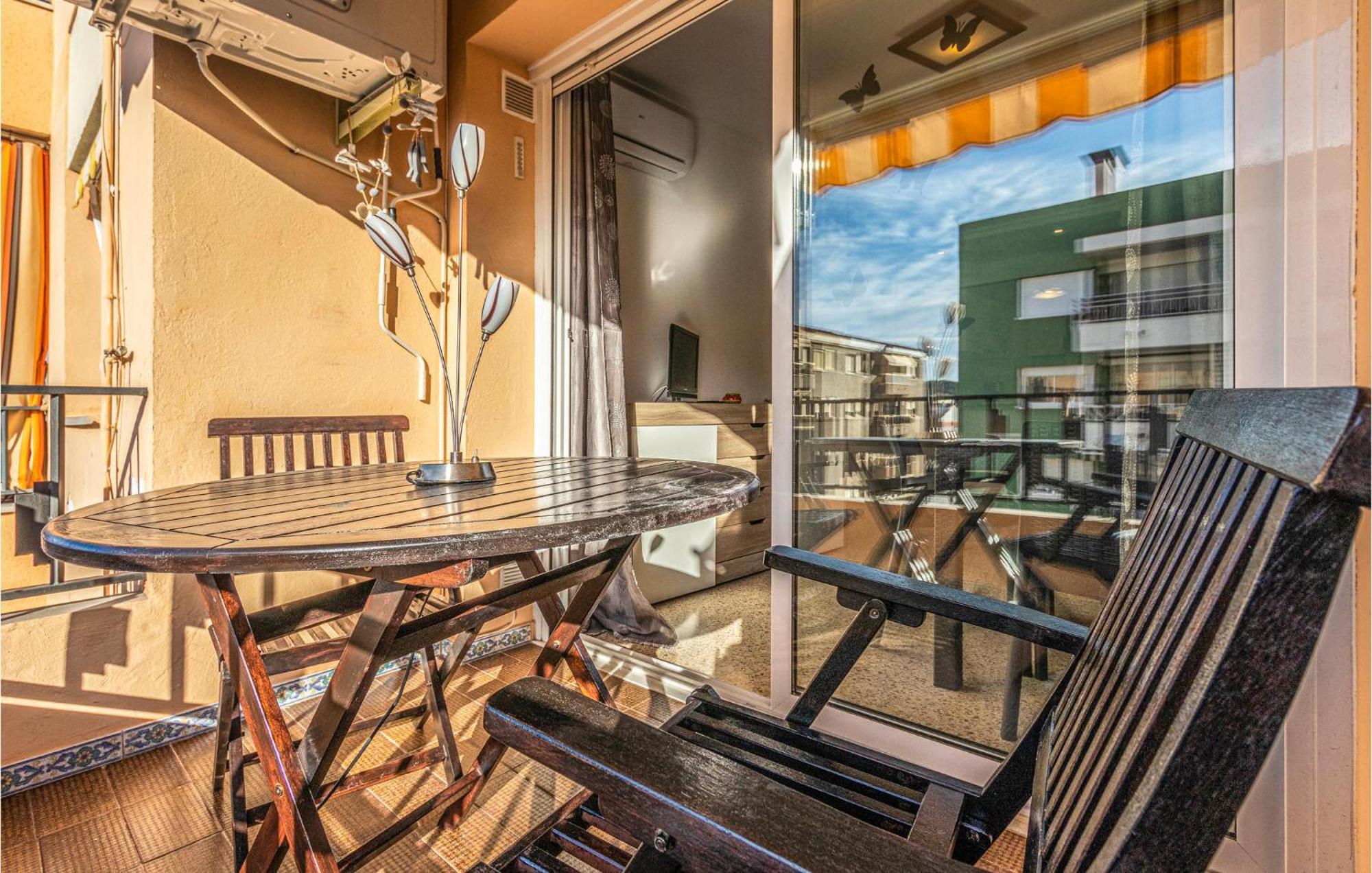 1 Bedroom Nice Apartment In Pineda De Mar Ngoại thất bức ảnh